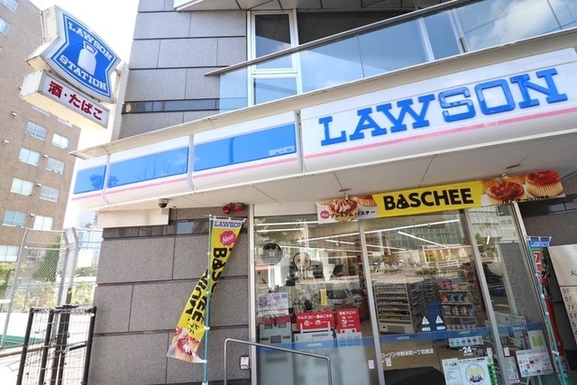 コンビニ　ローソン中野本町一丁目東店（コンビニ）まで182m