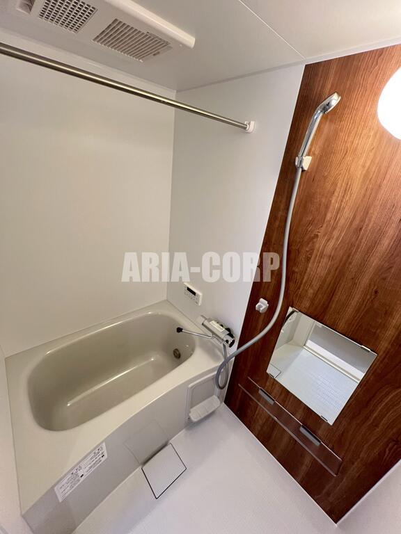 バス・シャワールーム　追焚き浴室乾燥付。カラーパネル採用でお洒落なバスルームです。