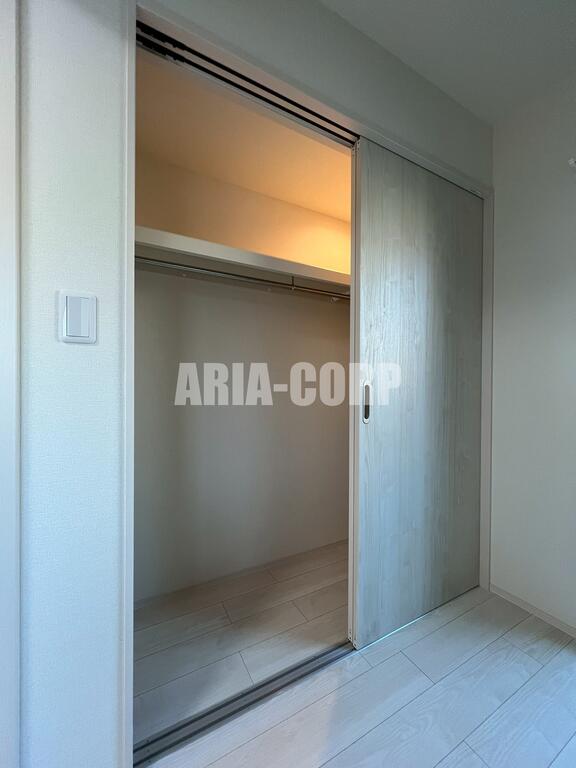 収納　クローゼット。上部には便利な棚がございます！