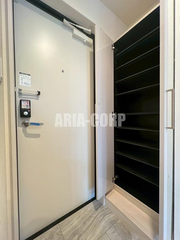 玄関　たくさん入る大型シューズBOXです♪