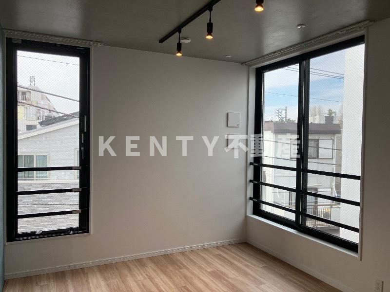 その他部屋・スペース　広くて明るい寝室