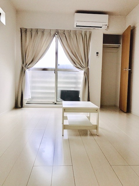 居室・リビング　家具家電付きのお部屋です。