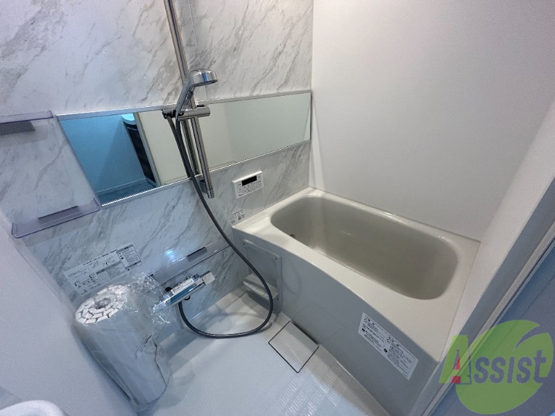 バス・シャワールーム　浴室です。深く大きな浴槽で、つい長風呂をしてしまいますね。