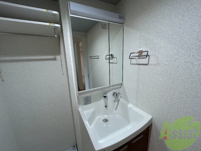 洗面設備　独立洗面台です。大型の洗面台で下部の収納も広いです。