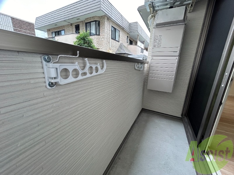 バルコニー　こちらはベランダです。幅も奥行きもあり、色々干せそうですね。