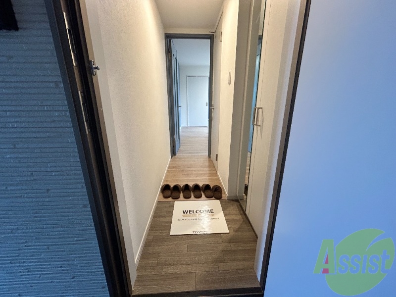 玄関　こちらは玄関です。フローリングと暖かな照明がお迎えします。