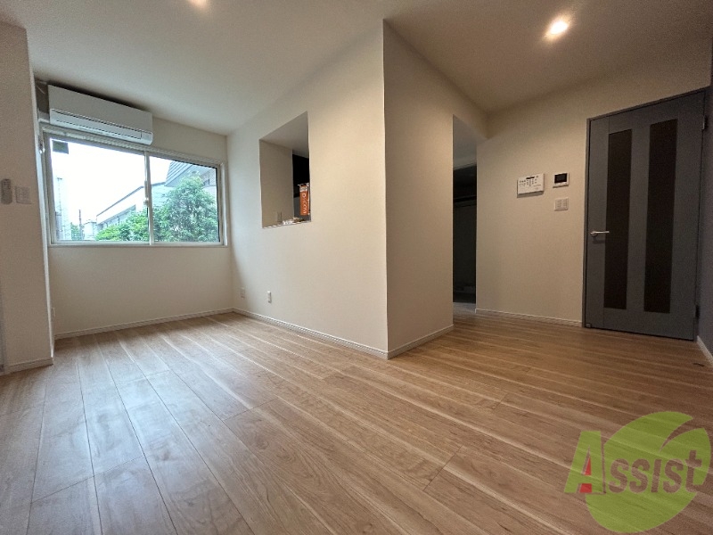 居室・リビング　リビングです。濃い色のフローリングがおしゃれです。