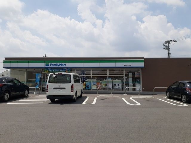 コンビニ　ファミリーマート（コンビニ）まで1200m