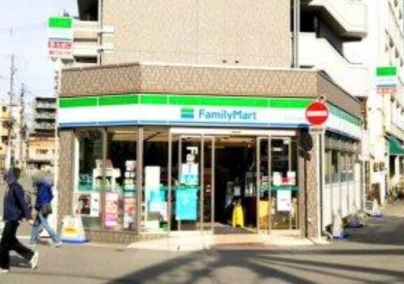 コンビニ　ファミリーマート阪急中津駅前店（コンビニ）まで72m