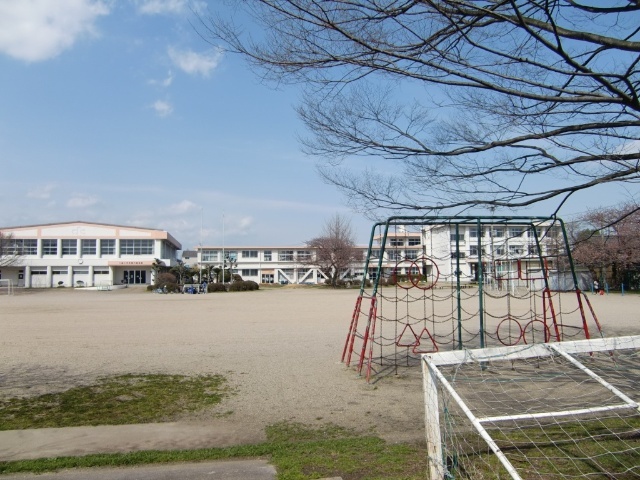 小学校　亀山市立川崎小学校（小学校）まで590m