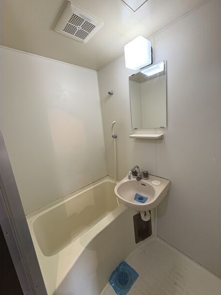 バス・シャワールーム　コンパクトで使いやすいお風呂です