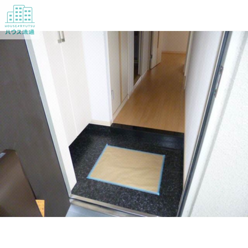 玄関　※写真は別号室です