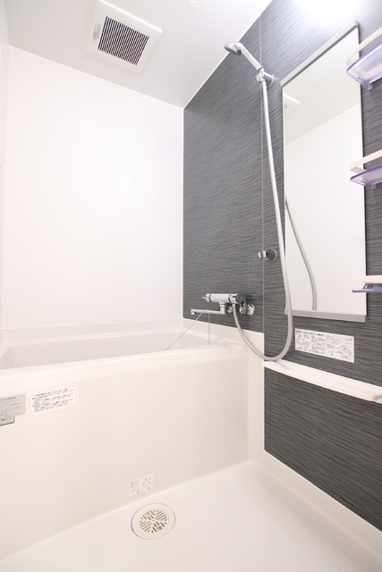 バス・シャワールーム　明るいバスルーム