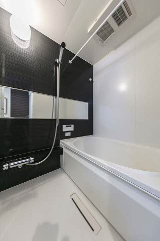 バス・シャワールーム　浴室乾燥機・追い焚き機能付き♪