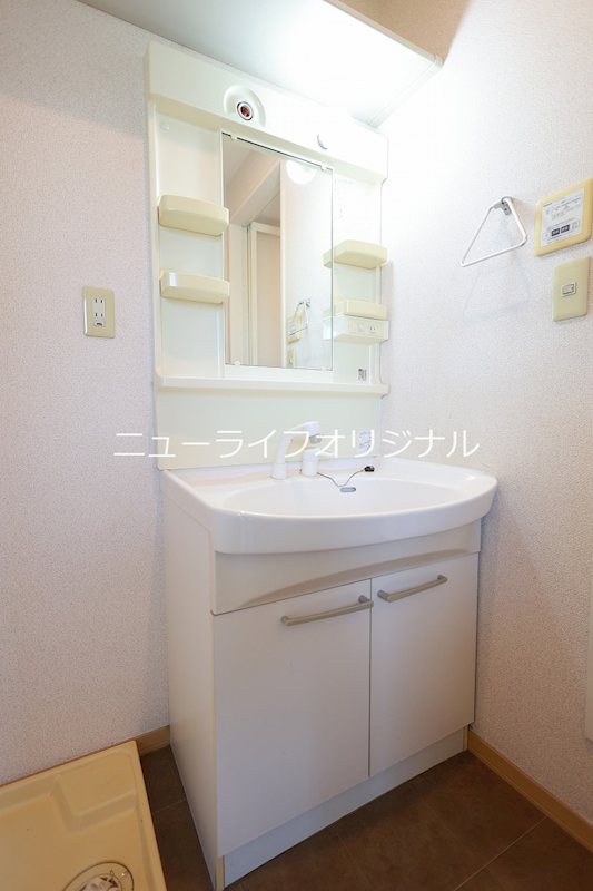 洗面設備　シャワー付き洗面台で忙しい朝でも楽に身支度が出来ます！