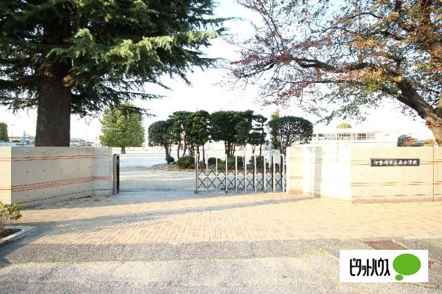 小学校　伊勢崎市立南小学校（小学校）まで586m