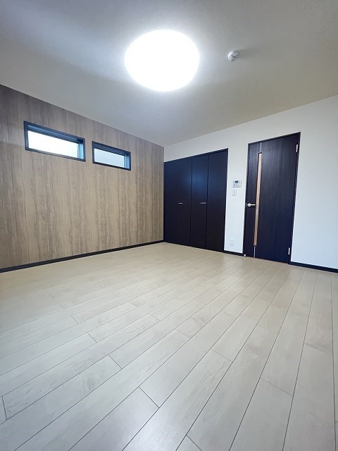 その他部屋・スペース　落ち着いた色調の寝室です