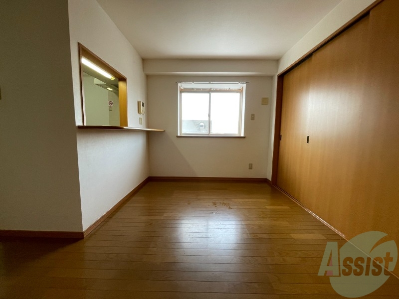 居室・リビング　リビングは広々１０．１帖出窓があり明るいです