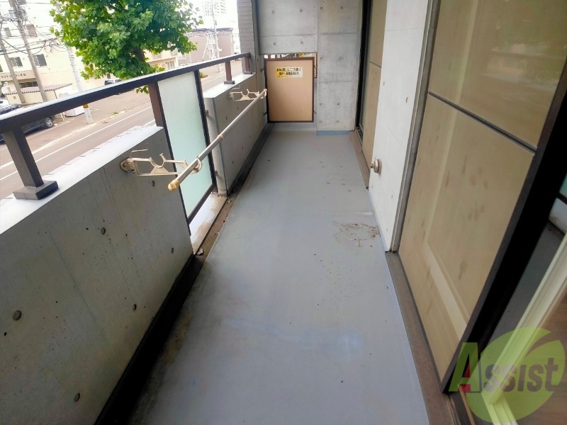 バルコニー　バルコニーは幅があり、広い印象を受けました。