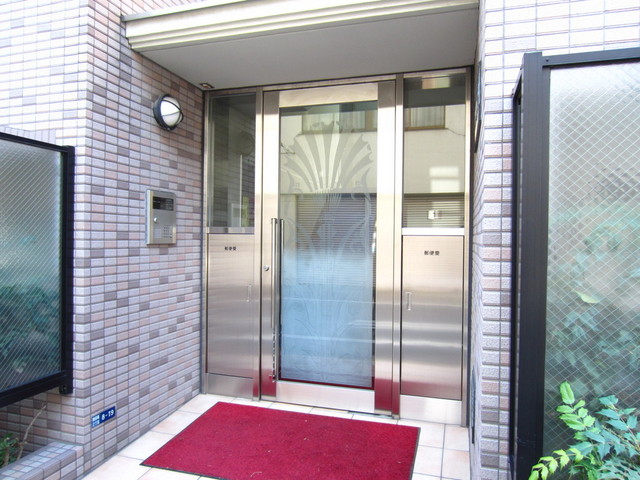 エントランス　落ち着いた雰囲気の外観♪