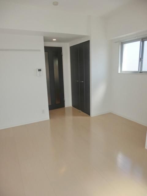 居室・リビング　2面採光の6.8帖洋室