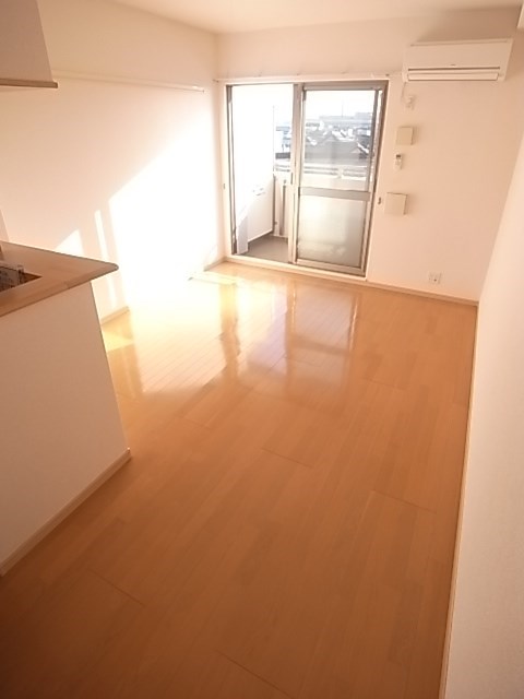 居室・リビング　こちらの居間で趣味の時間をお楽しみください