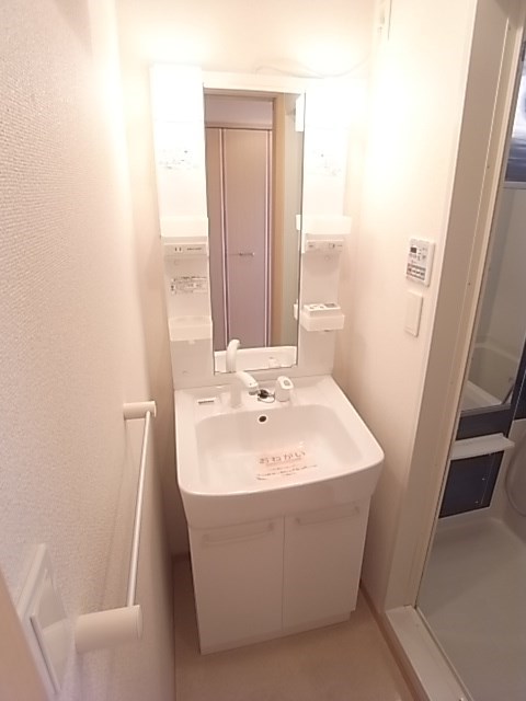 洗面設備　ゆったりとスペースのある洗面所