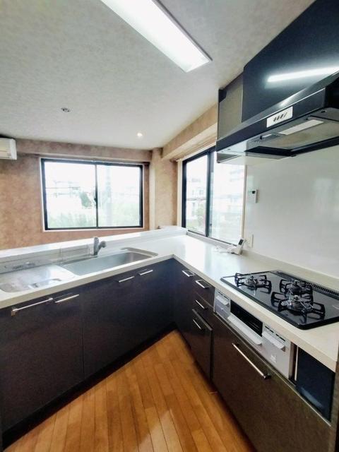 キッチン　３口コンロ