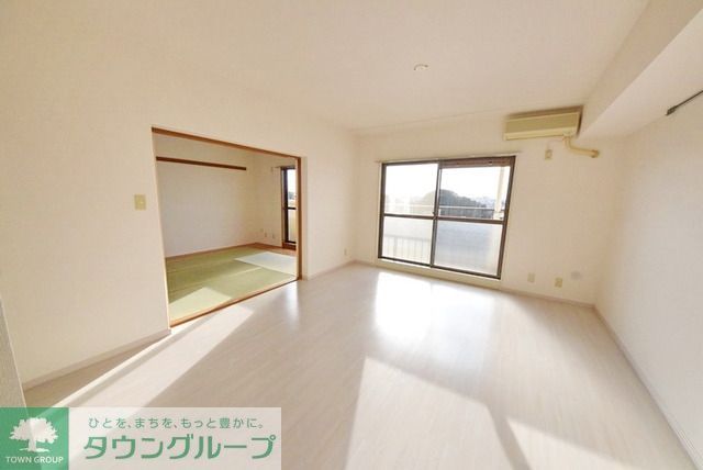 居室・リビング　明るい陽が差し込むリビング