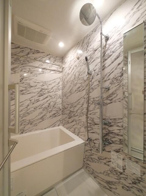 バス・シャワールーム　落ち着いた空間のお風呂です