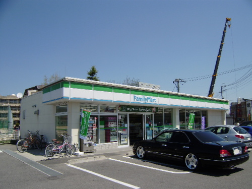 コンビニ　ファミリーマート西条東店（コンビニ）まで650m