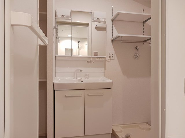 洗面設備　明るい洗面所です