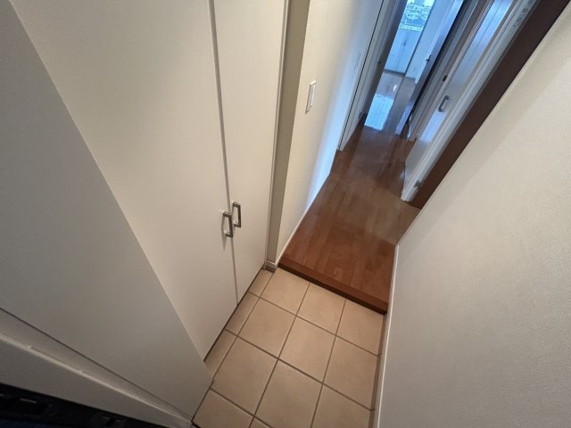 玄関　タイル張りの玄関です。シューズBOXにはお気に入りの靴がバッ