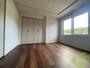 その他部屋・スペース　寝室はこちらです。光が差し込む、温かみのあるお部屋です。