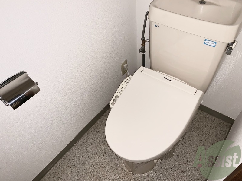 トイレ　バスと別で温水洗浄便座なので清潔に使用いただけます。