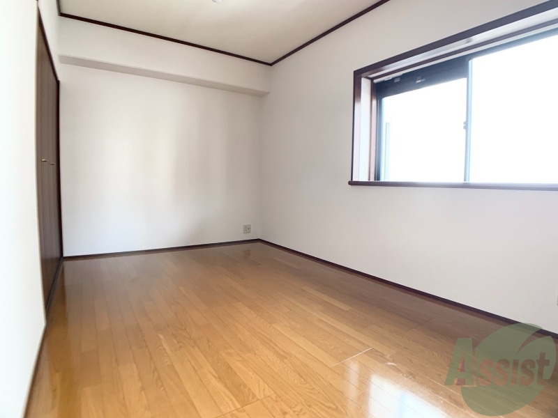 その他部屋・スペース　６帖の洋室はフローリングなのでベットを置くことも出来ますよ。