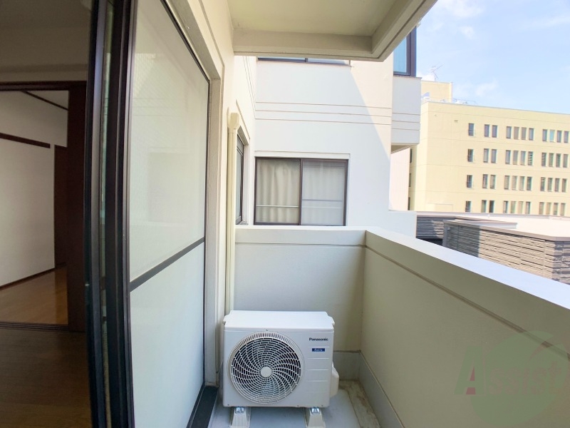 バルコニー　バルコニーは幅があって洗濯も捗りそうですね。