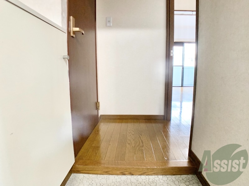 玄関　玄関から撮影しました。敷居が高くなくて安心ですね。