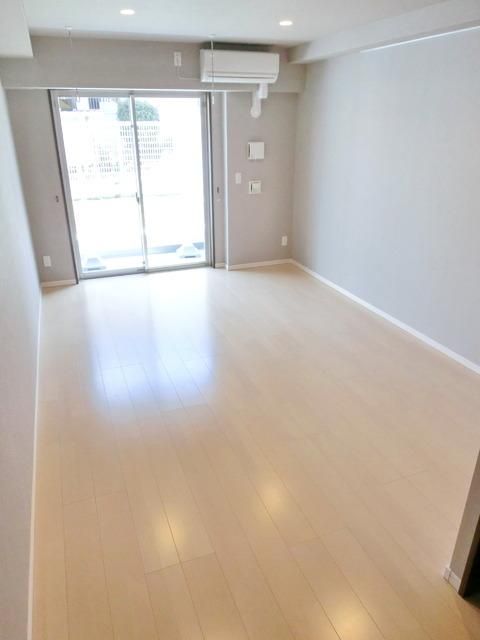 居室・リビング　★広々とした１０．２帖の洋室★