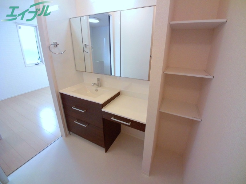 洗面設備　同型反転参考写真