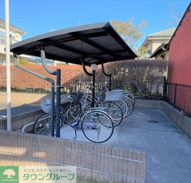 その他　屋根付き駐輪場完備