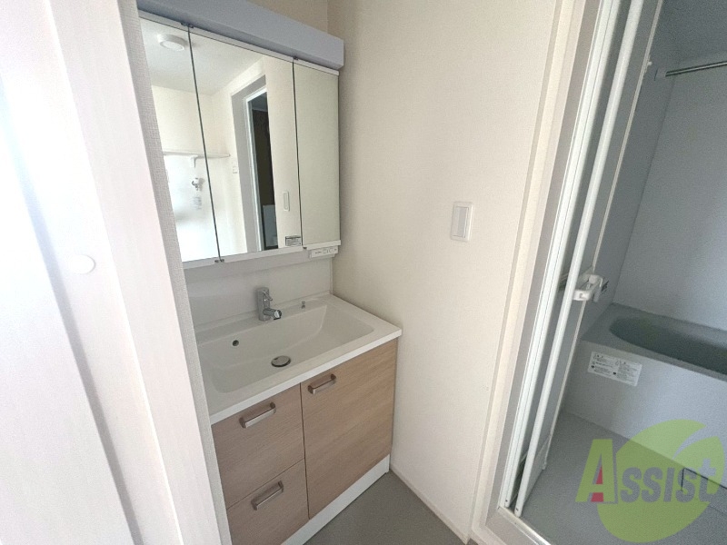 洗面設備　独立洗面台が付いてるので日々の身支度もできますね。