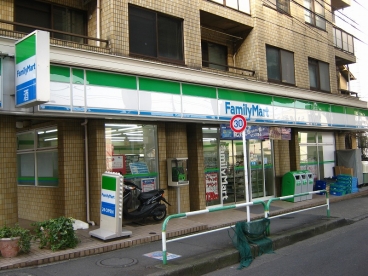 コンビニ　ファミリーマート用賀二丁目店（コンビニ）まで126m