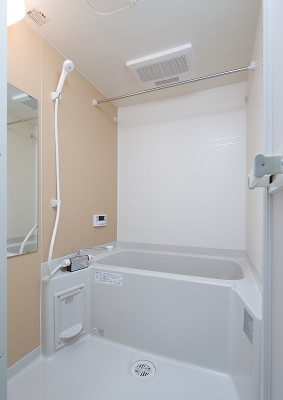 バス・シャワールーム　乾燥機付きで、雨の日の室内干しも可能です。