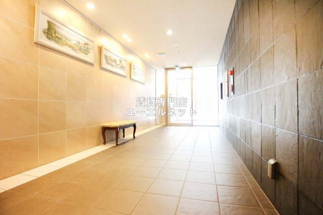 エントランス　毎日通る場所だからこそ、洗練された空間に