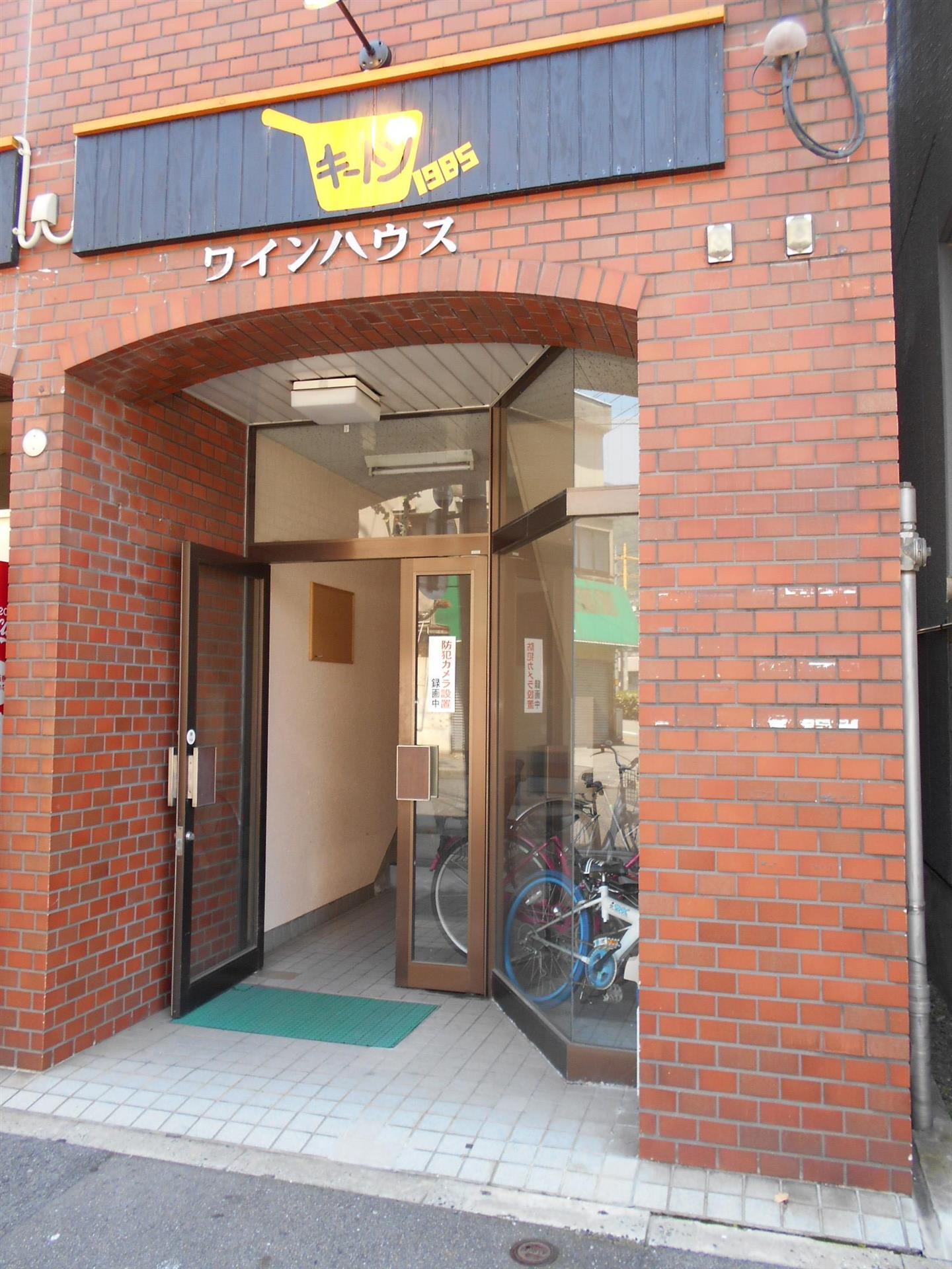 エントランス　出入口は明るいガラス扉のエントランス♪