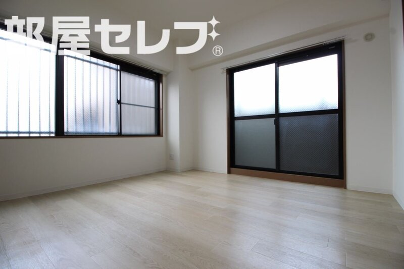 居室・リビング　１０３号室の写真を参照