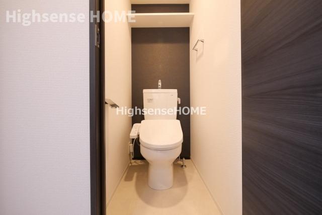 トイレ　落ち着いた色調のトイレです
