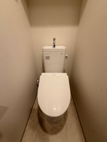トイレ　落ち着いた色調のトイレです