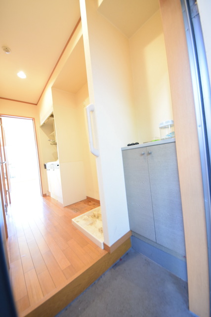 玄関　～参考写真～退去前のため、別号室のものになります